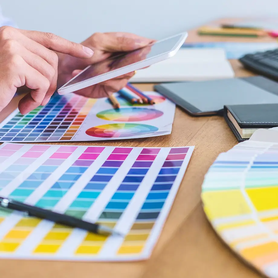 カラーを吟味するイメージ